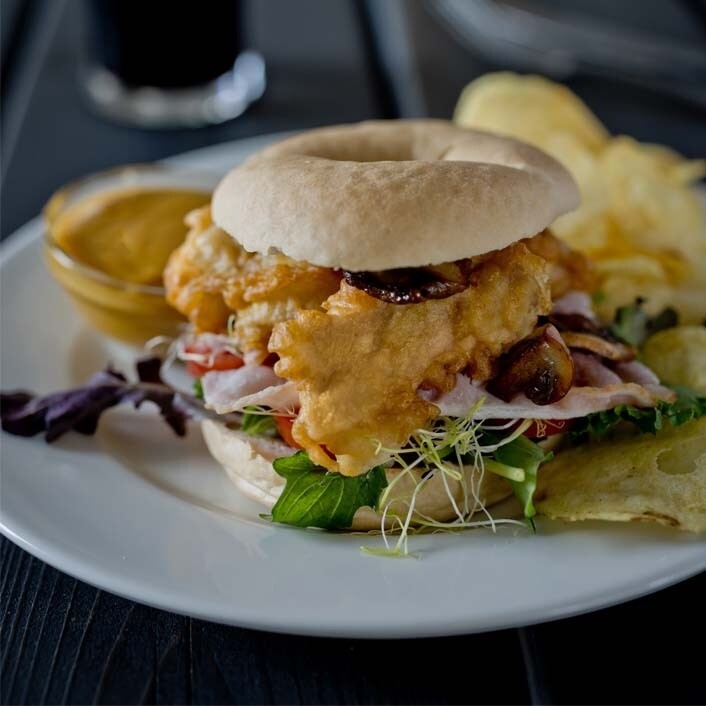 Crispy chicken bagel with curry sauce